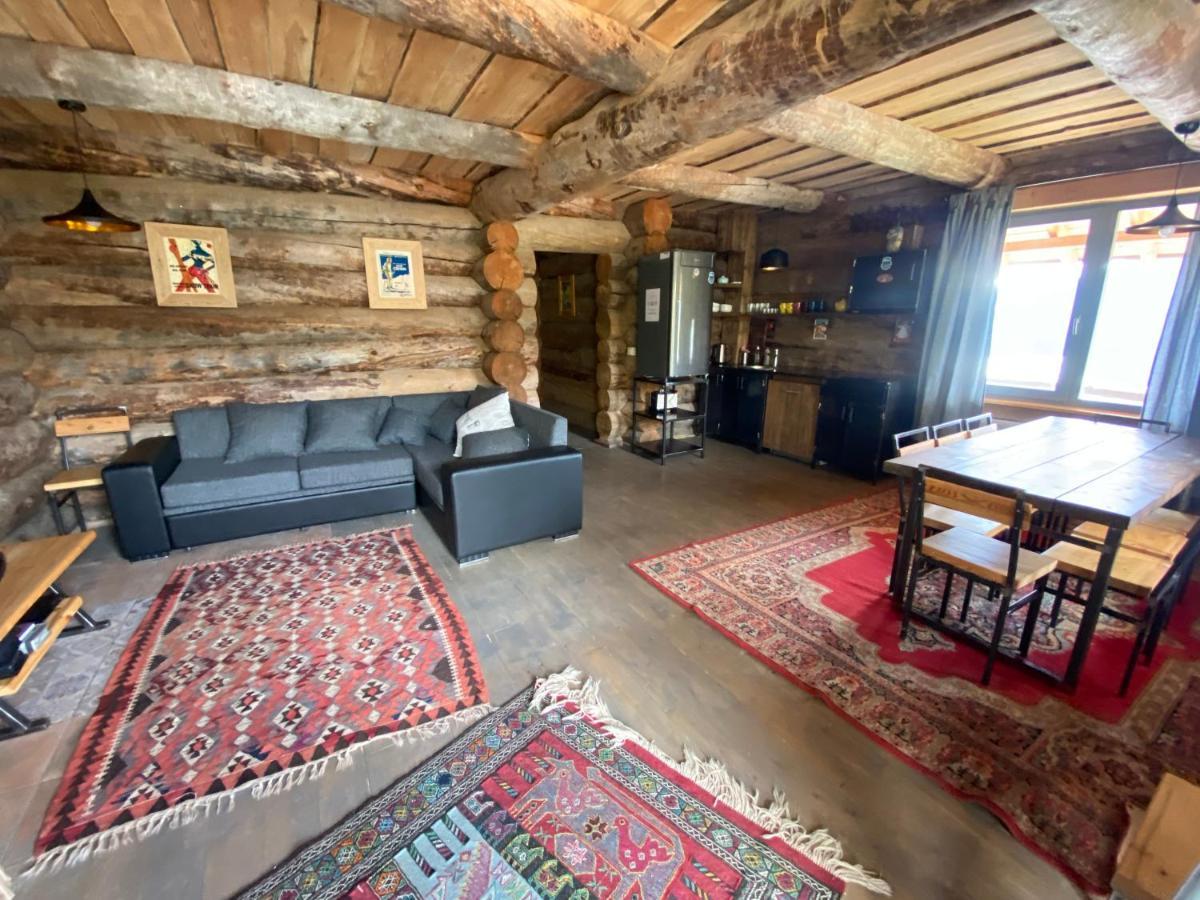 Mountain Cricket Chalets And Apartments Гудаурі Екстер'єр фото