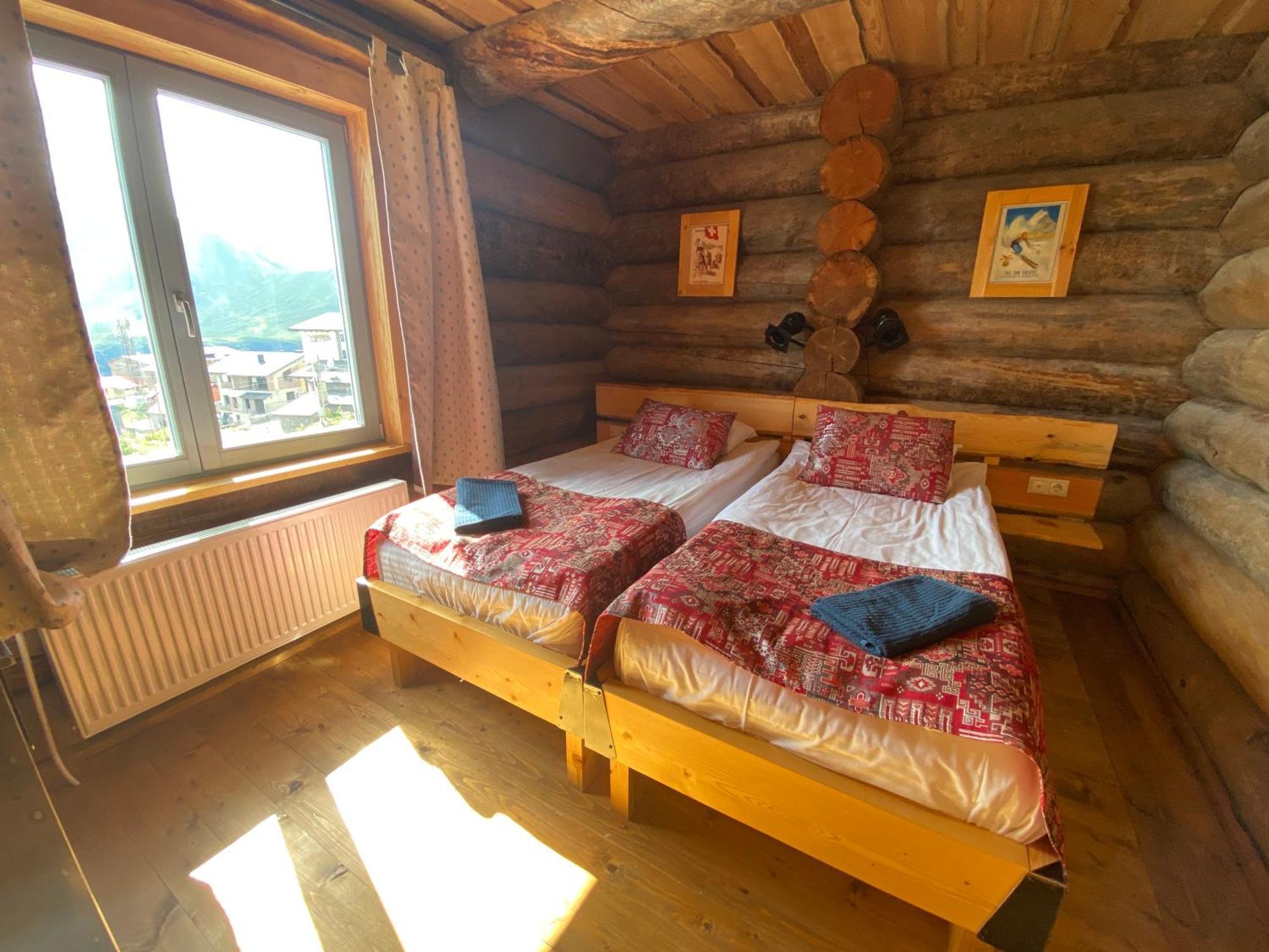 Mountain Cricket Chalets And Apartments Гудаурі Екстер'єр фото